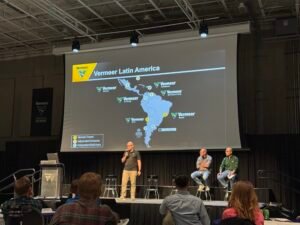 Renan Santos, coordenador de TI da Vermeer Brasil, apresentando as iniciativas de inovação e tecnologia da empresa no IT Summit 2025.