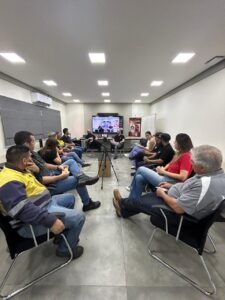 Colaboradores da Vermeer Brasil participando do bate-papo literário.