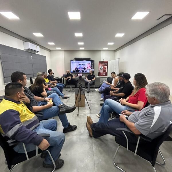 Colaboradores da Vermeer Brasil participando do bate-papo literário.