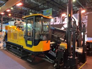 Modelo C300 da Série C em destaque no estande da Vermeer Brasil durante a Fenasan 2025.