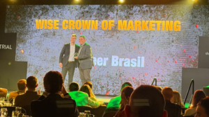 Cesar Leite recebe o Wise Crown of Marketing Award no Global Dealer Marketing Choice Awards 2026, nos Estados Unidos, representando a equipe da Vermeer Brasil.